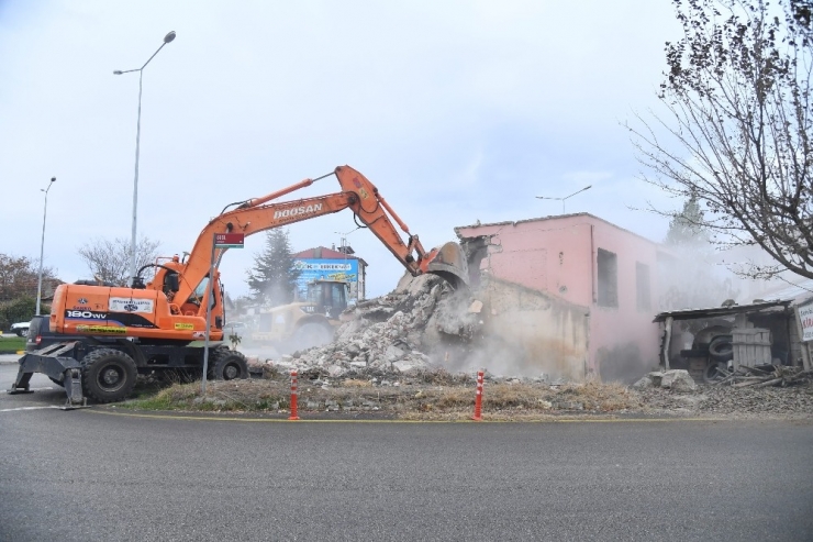 Isparta Belediyesi Yol Üzerinde Kalan Beşinci Evi De Yıktı