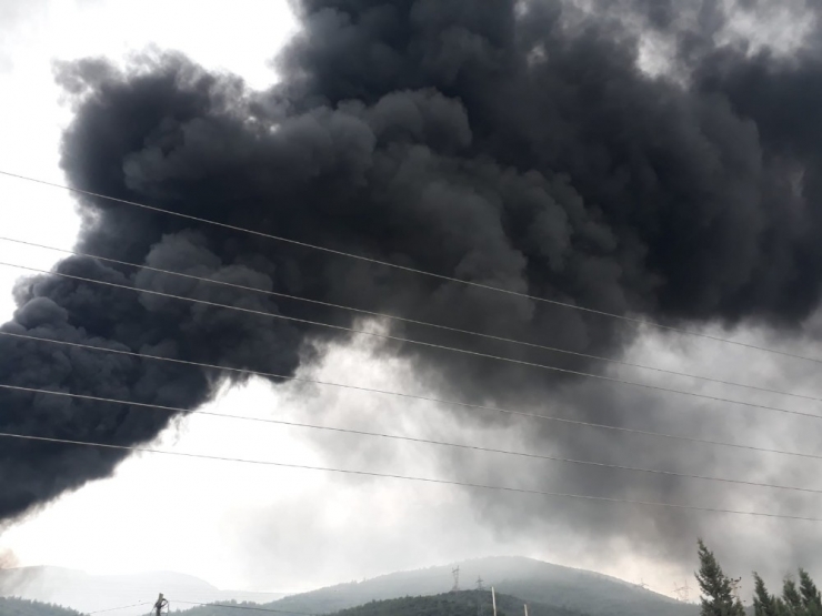 İzmir’in Bornova İlçesinde Bir Plastik Ambalaj Deposunda Yangın Çıktı. Olay Yerine Çok Sayıda İtfaiye Ekibi Sevk Edilirken, Dumanlar Kilometrelerce Uzaktan Bile Görülebiliyor.
