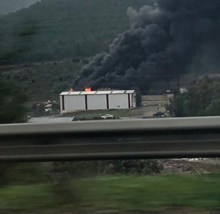 İzmir’in Bornova İlçesinde Bir Plastik Ambalaj Deposunda Yangın Çıktı. Olay Yerine Çok Sayıda İtfaiye Ekibi Sevk Edilirken, Dumanlar Kilometrelerce Uzaktan Bile Görülebiliyor.