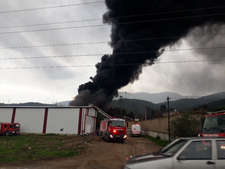 İzmir’deki Büyük Yangın Kontrol Altında