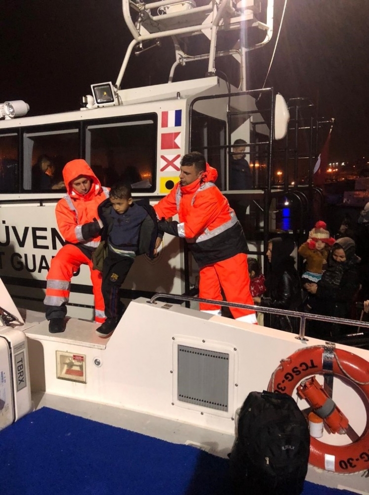 İzmir’de 61 Kaçak Göçmen Yakalandı