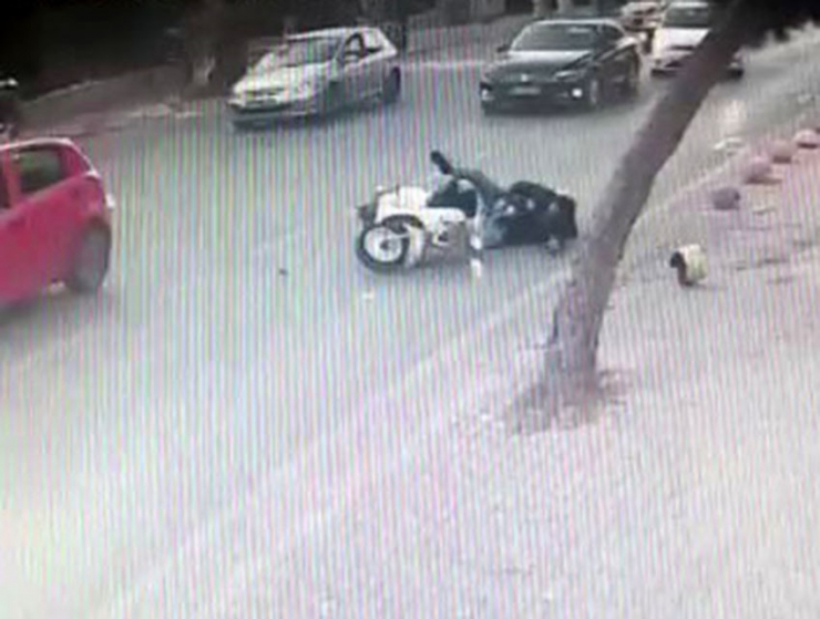 Kontrolsüz Şerit Değiştiren Sürücü Az Kalsın Motosikletlinin Ölümüne Neden Olacaktı