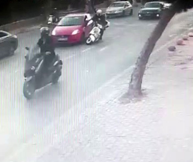 Kontrolsüz Şerit Değiştiren Sürücü Az Kalsın Motosikletlinin Ölümüne Neden Olacaktı