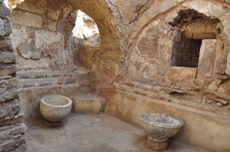 Harran Kazılarında Cami, Medrese, Okul Ve Hamam Kalıntılarına Ulaşıldı