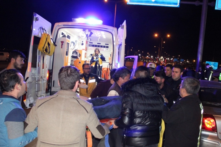 Karaman’da Otomobil Yön Levhasına Ok Gibi Saplandı: 1 Ağır Yaralı