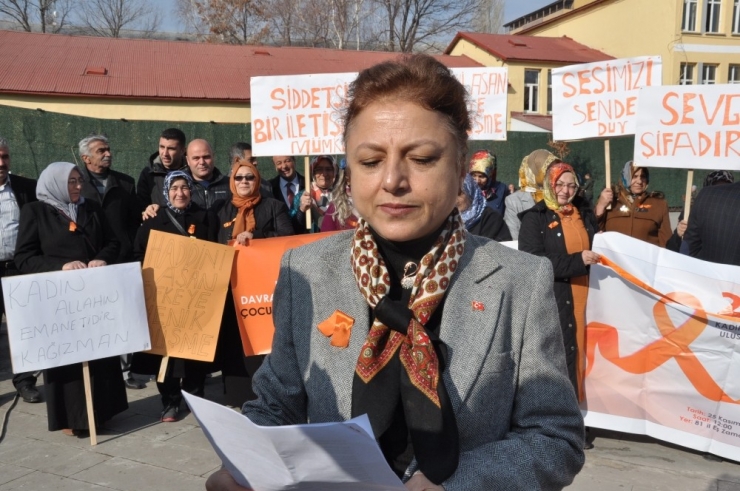 Kars’ta, Ak Kadınlar, Kadına Yönelik Şiddete Turuncu Çizgi Çekti