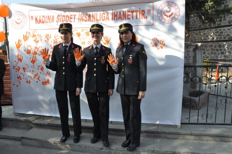 Kars’ta Kadına Şiddete Dikkat Çekildi