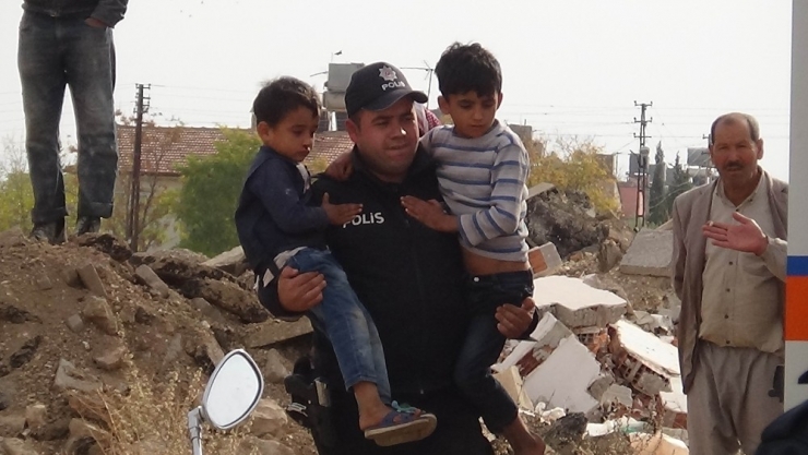 Kilis’te Çocuklar Alev Kapanından Kurtarıldı