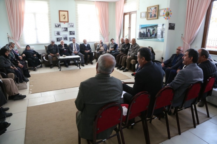 Koca Çınarlar Öğretmenleri Unutmadı