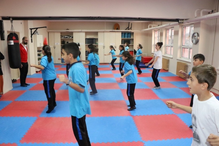 Annelerin Spor Yaptığı Merkezde Çocukları Eğitim Alıyor