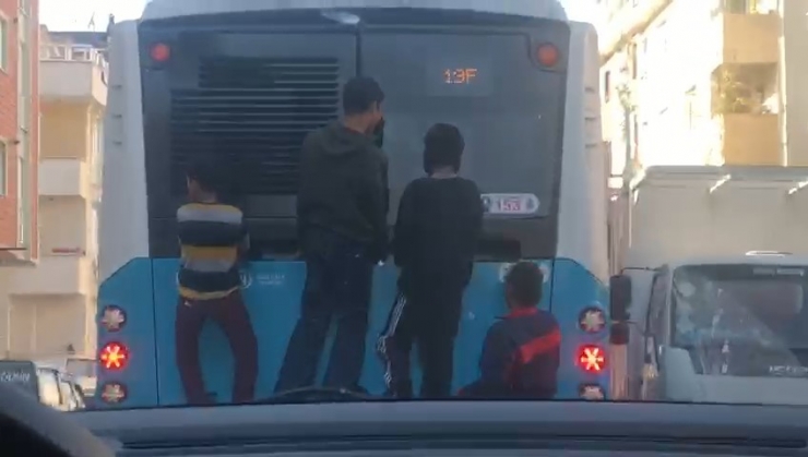Çocukların Otobüs Arkasında Ölümüne Yolculuğu Kamerada