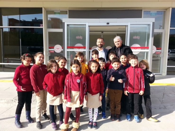 Öğrencilerden Ağız Ve Diş Sağlığı Doktorlarına Sürpriz Ziyaret