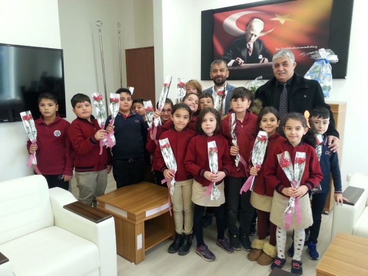 Öğrencilerden Ağız Ve Diş Sağlığı Doktorlarına Sürpriz Ziyaret