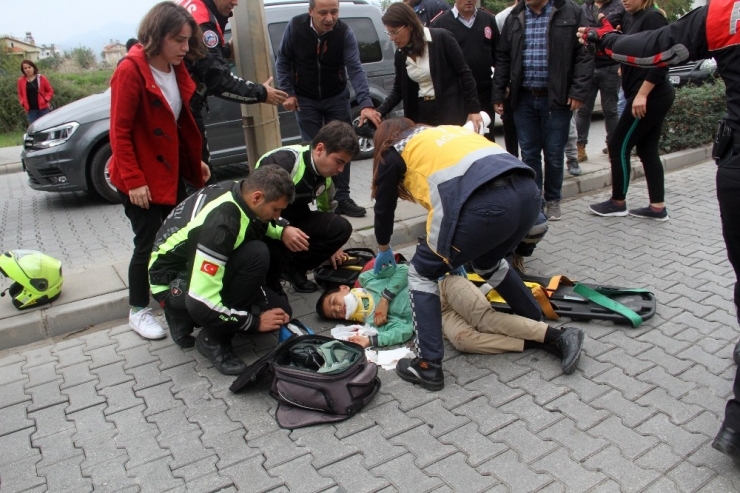 Otomobil Yaya Geçidinde Öğrenciye Çarptı