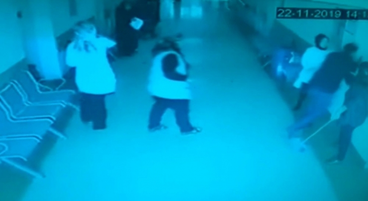 Eşine Bağırdığını İddia Ettiği Doktorun Odasını Fırçayla Basan Şahıs Kamerada