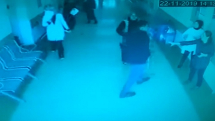 Eşine Bağırdığını İddia Ettiği Doktorun Odasını Fırçayla Basan Şahıs Kamerada