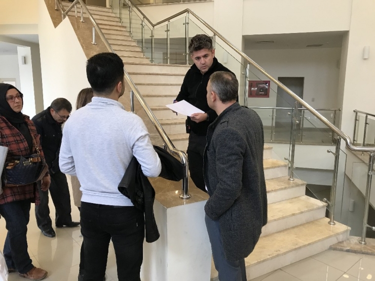 Dolabın Altında Kalan Çocuk Hastanelik Oldu