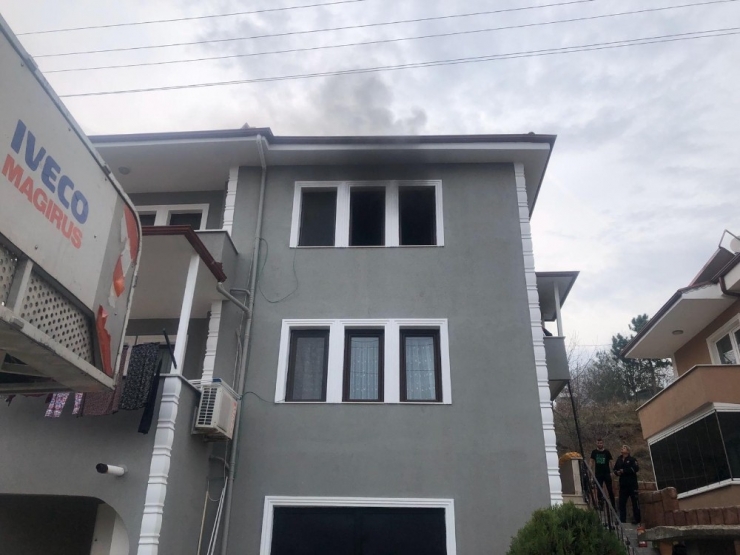 Apartman Dairesinde Çıkan Yangın Söndürüldü