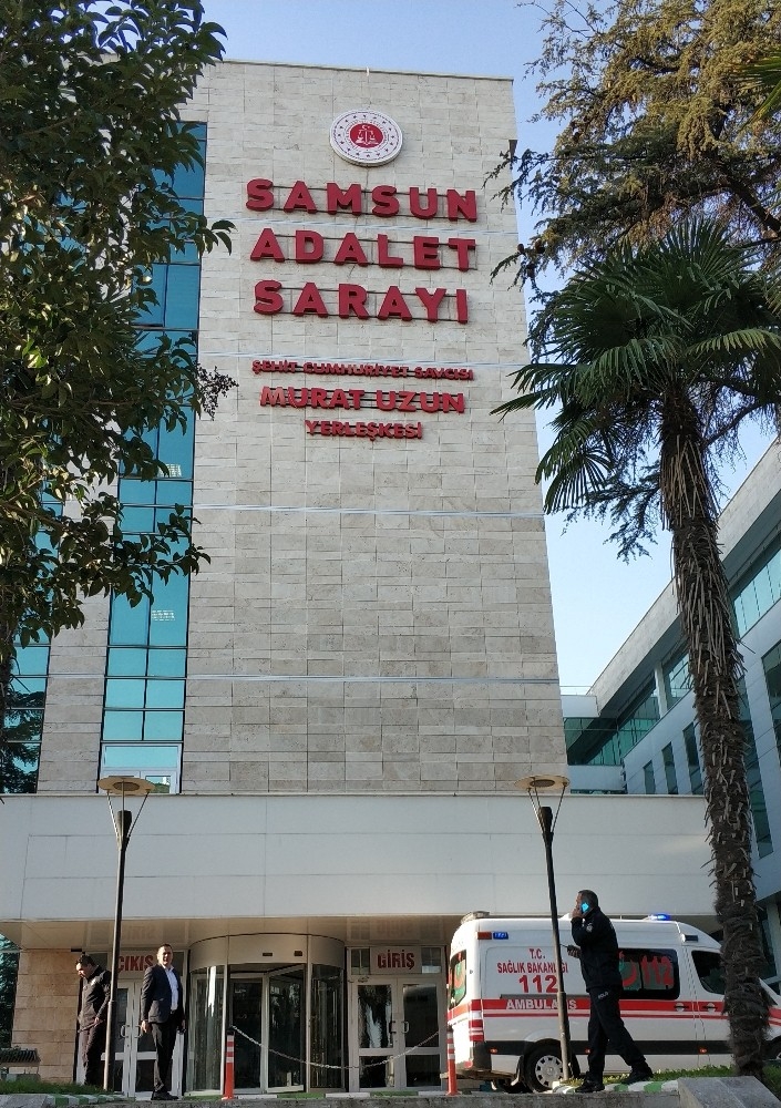 Lise Öğrencisi Genç Kız Adliyede Jiletle Bileklerini Kesti