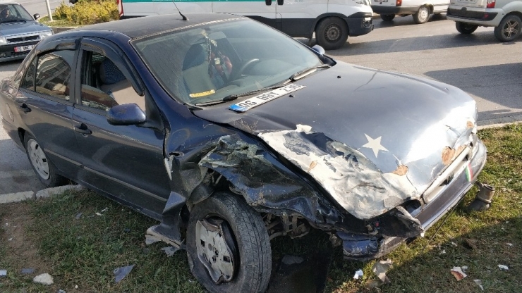 Cenazeden Dönen Otomobil Kamyonete Çarptı:: 4 Yaralı