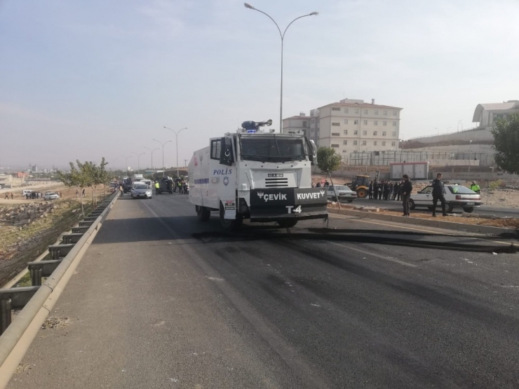 Öğrenciler Lastik Yakıp Yol Kapattı