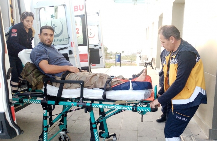 Odun Yüklü Römork Devrildi: 3 Yaralı