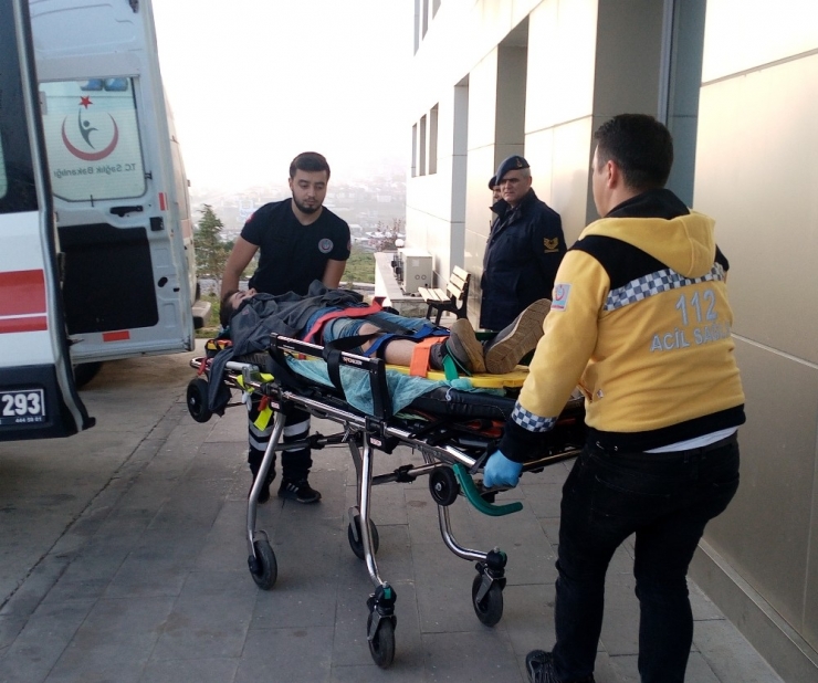 Odun Yüklü Römork Devrildi: 3 Yaralı