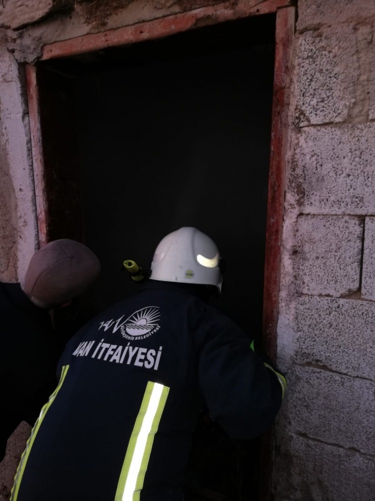 Özalp’ta Samanlık Yangını