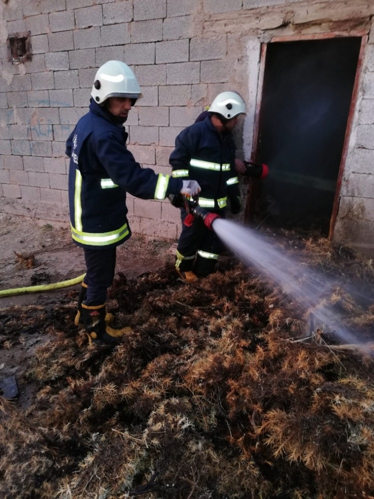 Özalp’ta Samanlık Yangını