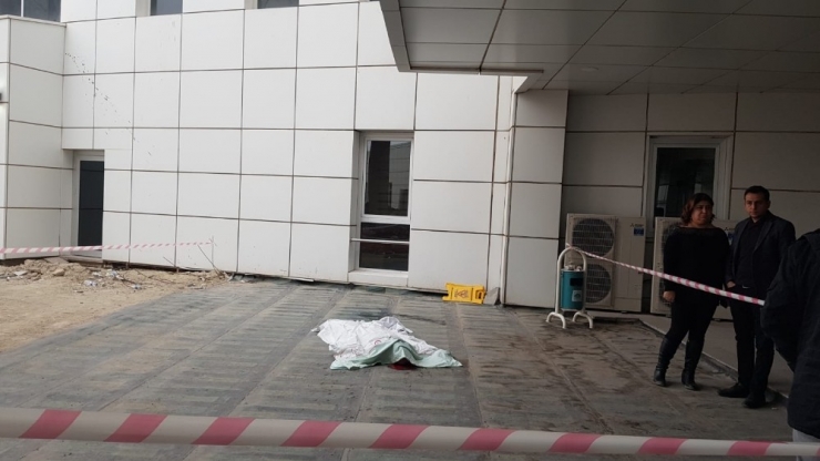 Kanser Hastası Hastanenin 4. Katından Atlayıp İntihar Etti