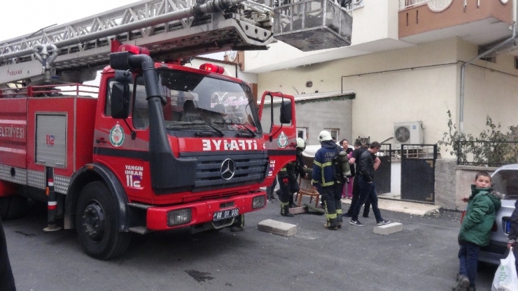 Aksaray’da 4 Katlı Binada Yangın Paniği