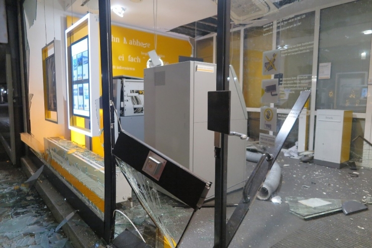 Atm’yi Havaya Uçurup Soydular