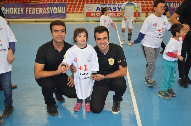 Down Sendromlu Öğrenciler Salon Hokeyi Sporuyla Tanıştı