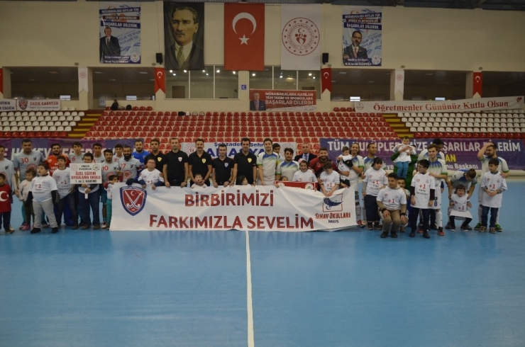 Down Sendromlu Öğrenciler Salon Hokeyi Sporuyla Tanıştı