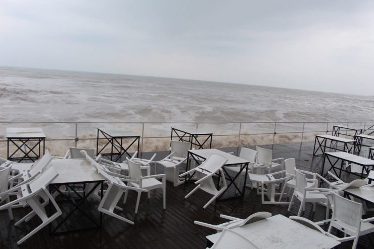 Antalya’da Fırtına Dev Dalgalar Oluşturdu