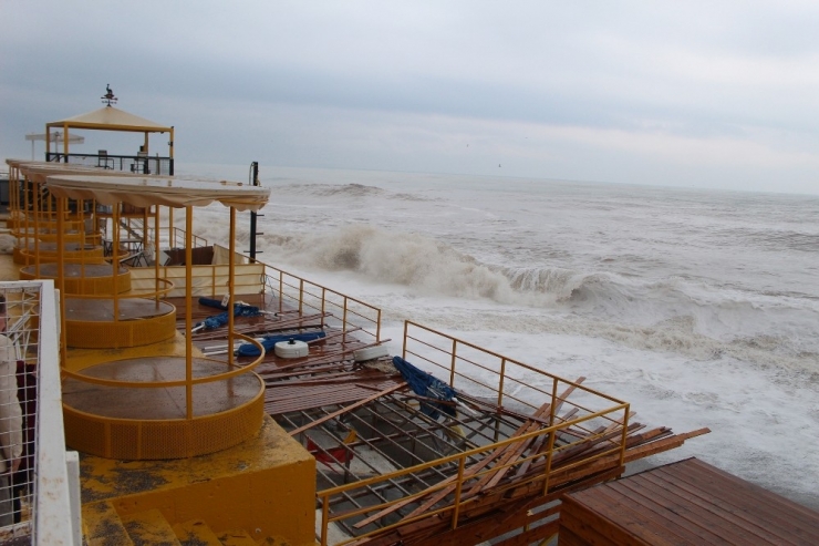 Antalya’da Fırtına Dev Dalgalar Oluşturdu