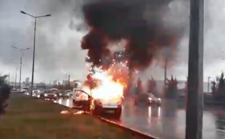 Alev Topuna Dönen Araçtaki Patlamalar Korkuttu