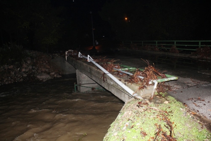 Kemer’i Yağmur Vurdu, Evlerin Bodrum Katını Su Bastı