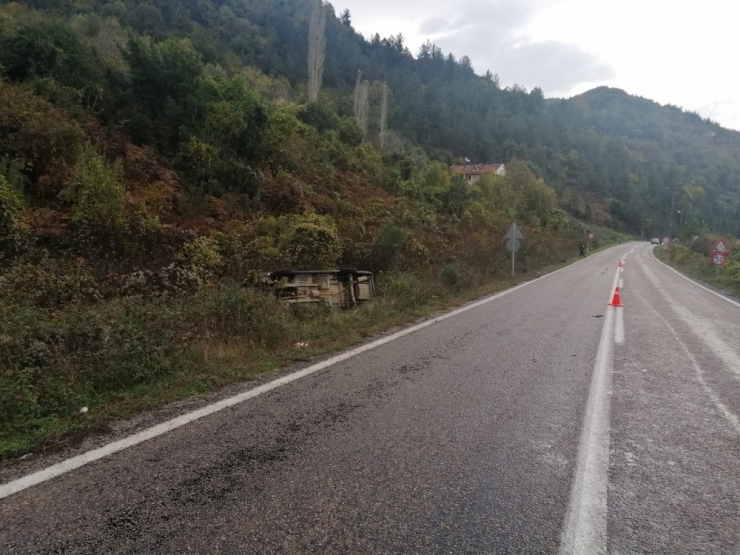 Ayancık’ta Otomobil Şarampole Devrildi: 1 Yaralı