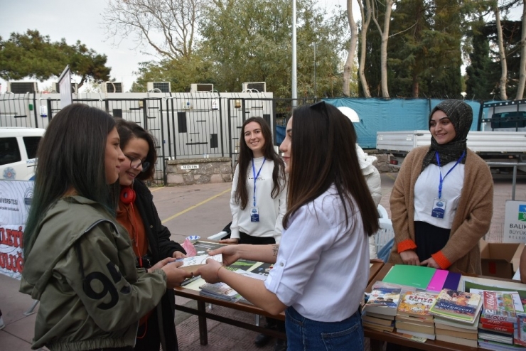 Kitap Getirdiler, Maça Bedava Girdiler