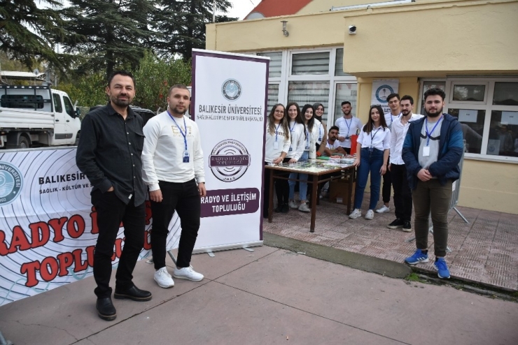 Kitap Getirdiler, Maça Bedava Girdiler