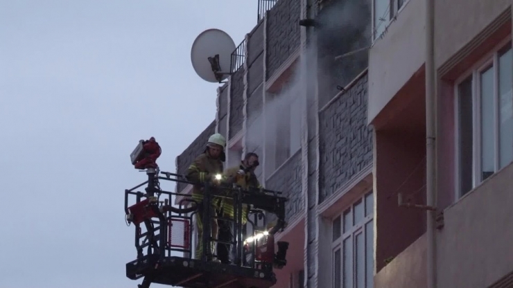 Bayrampaşa’da Yanan Evden Kopan Parça İtfaiyecinin Başına Düştü