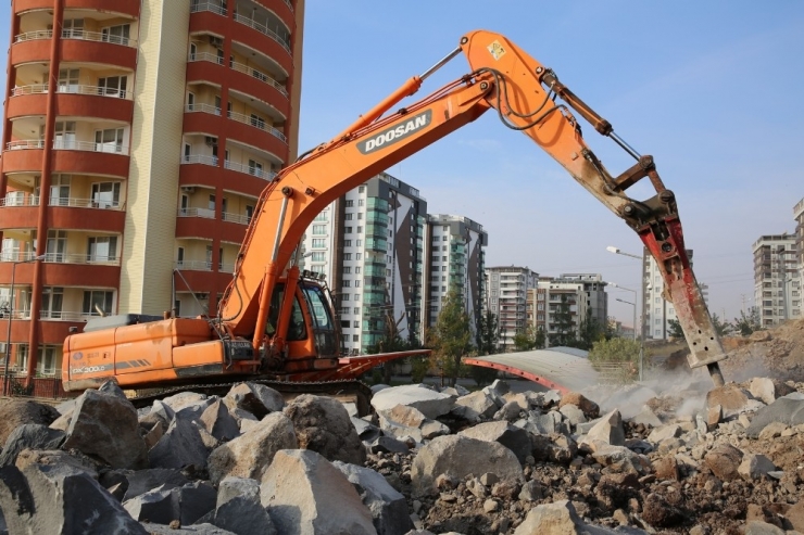Büyüyen Karaköprü’ye Yeni Yollar Kazandırılıyor