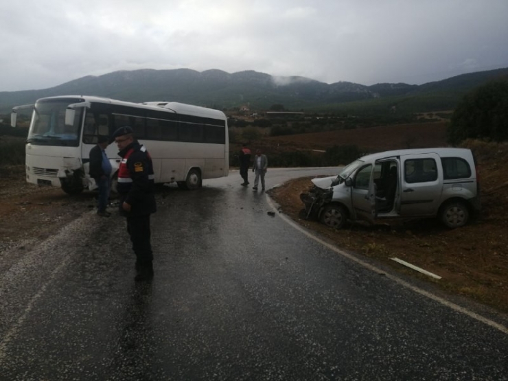 Midibüs İle Hafif Ticari Araç Kafa Kafaya Çarpıştı: 1 Yaralı