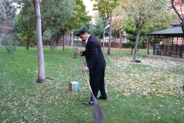 Şalvarı, Şapkası, Tespihi Ve Oyuncularına Verdiği Tepkiyle Yeşil Sahalara Renk Kattı