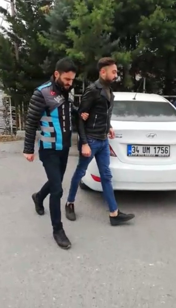 İstanbul Trafiğini “Makas” Atarak Birbirine Katan Magandalar Yakalandı