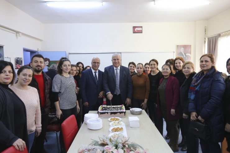 Başkan Atay, Öğrencilere Kitap Ve İnteraktif Şifresi Hediye Etti