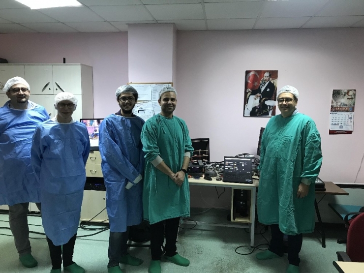 Iraklı Beyin Cerrahlarına Canlı Yayınla Ameliyat Eğitimi