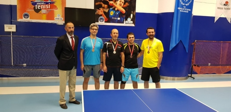 Veteranlar Öğretmenler Günü İçin Raket Salladı