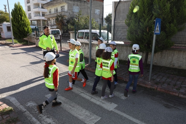 Minikler Hem Eğleniyor Hem Öğreniyor